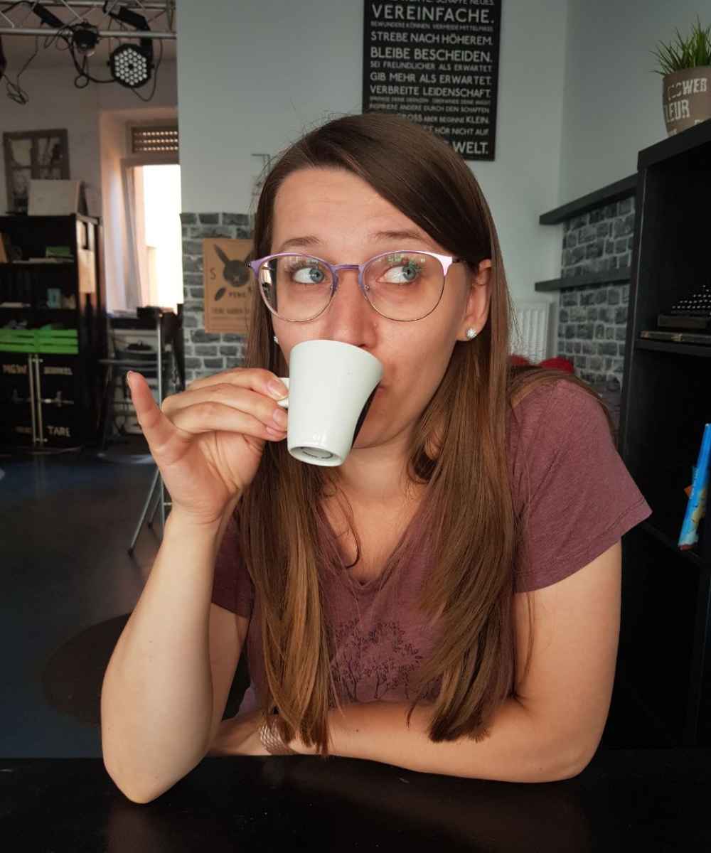 Sara Seppelt Espresso Sara Seppelt als Lukretia Green Autorin von Contemporary Romance und Spicy Kurzromanen mit Green Flag Garantie